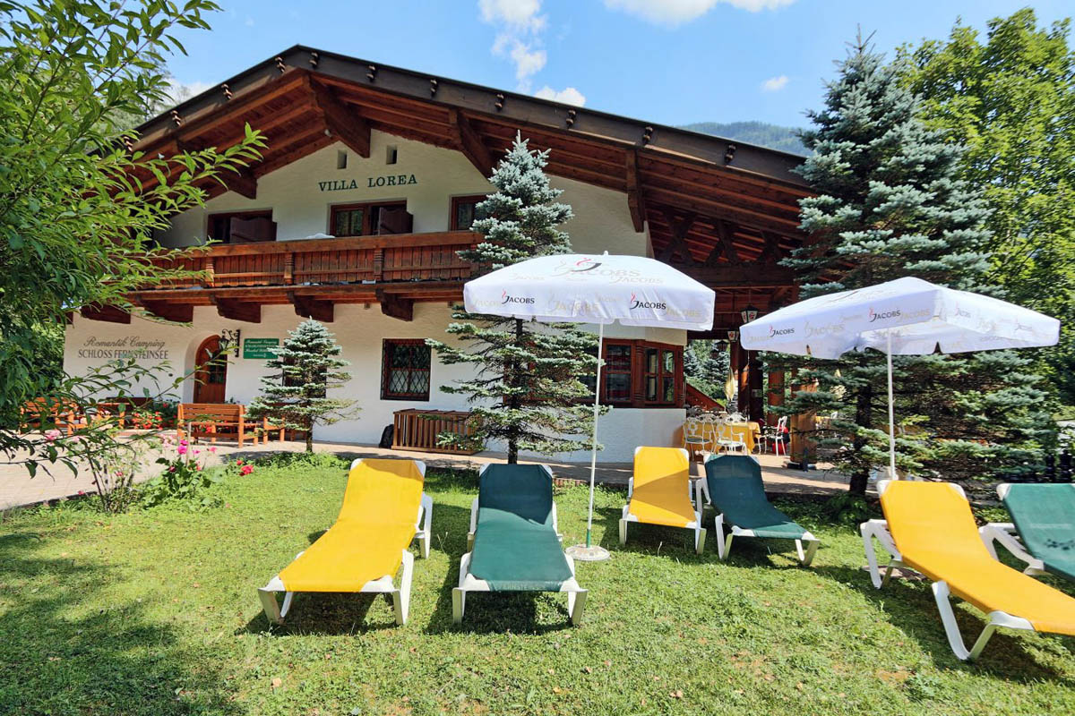 sonnenliegen-villa-lorea-hotel-fernsteinsee